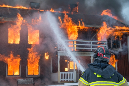 Buurjongen voorkomt grotere tragedie bij woningbrand in Almelo